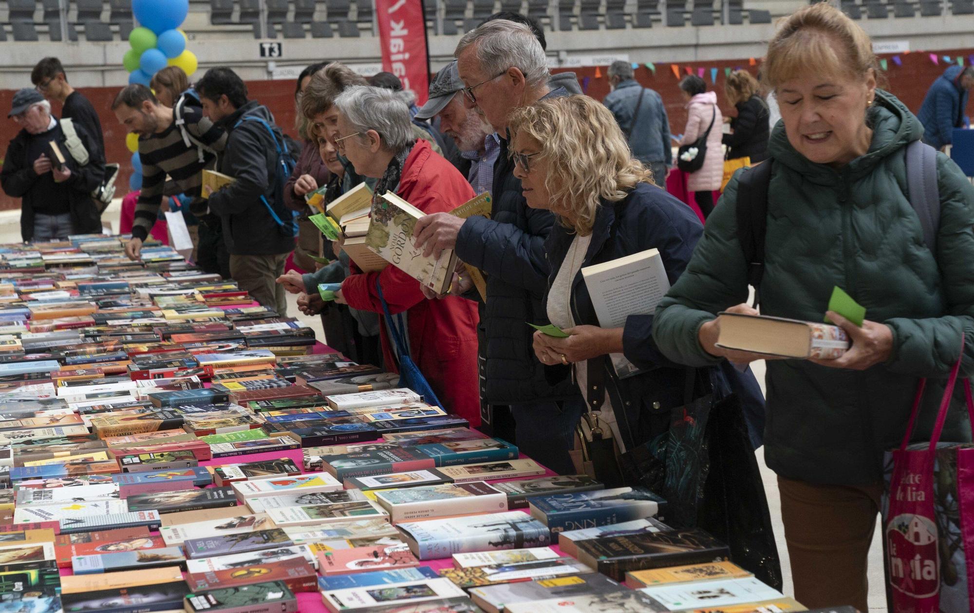 El Iradier, convertido en mercado de trueque de libros
