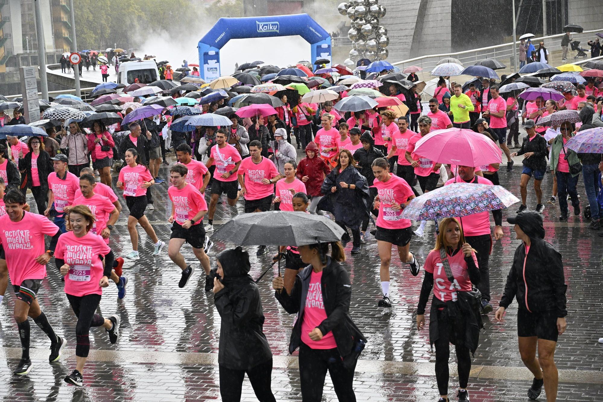 En imágenes: los paraguas tiñen la marea rosa de Bilbao
