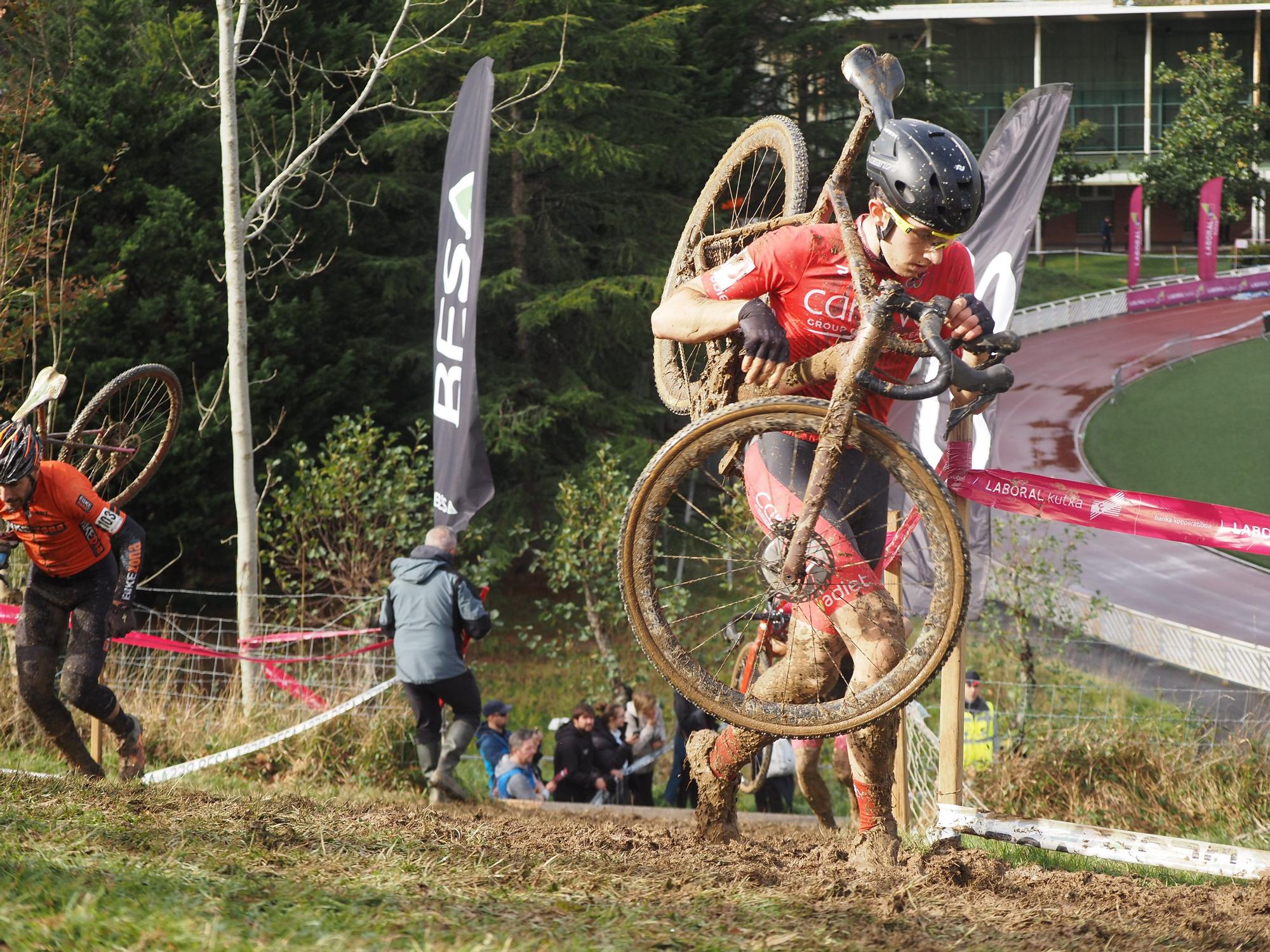 El barro se sumó al espectáculo de ciclocross en Elgoibar