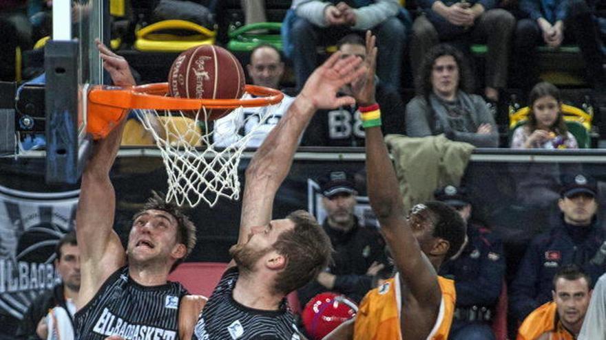 Diagne realiza un tiro ante varios jugadores del Bilbao Basket.
