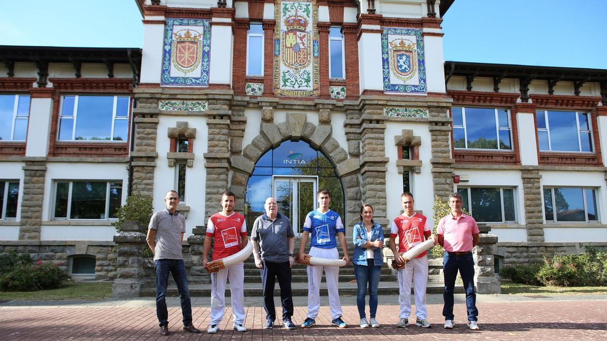 En la imagen, de izquierda a derecha, Josemi Leatxe (E·Remonte Iruña),  Barricart, Alfredo Arruiz (Fundación Remonte), Mitxeo, Maite Gabilondo (INTIA), Otxandorena y Jaime Aguirre (Fundación Remonte), posando delante del edificio de INTIA en Atarrabia-Villava.