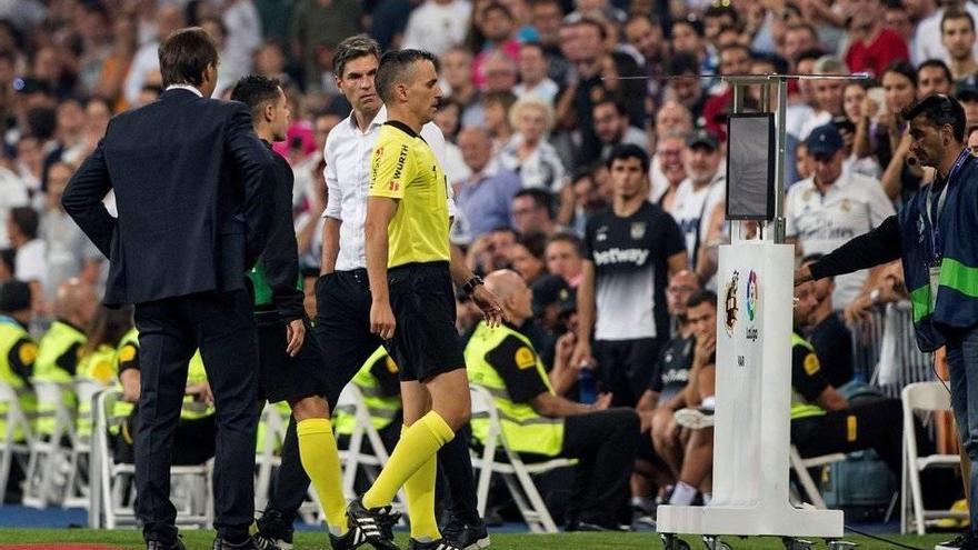 GRAF4197. MADRID , 01/09/2018.- El arbitro Jaime Latre acude al árbitro asistente de video (VAR) momentos antes de dar el segundo gol al Real Madrid durante el partido de La Liga entre el Real Madrid y el Club Deportivo Leganés en el Estadio Santiago Bern