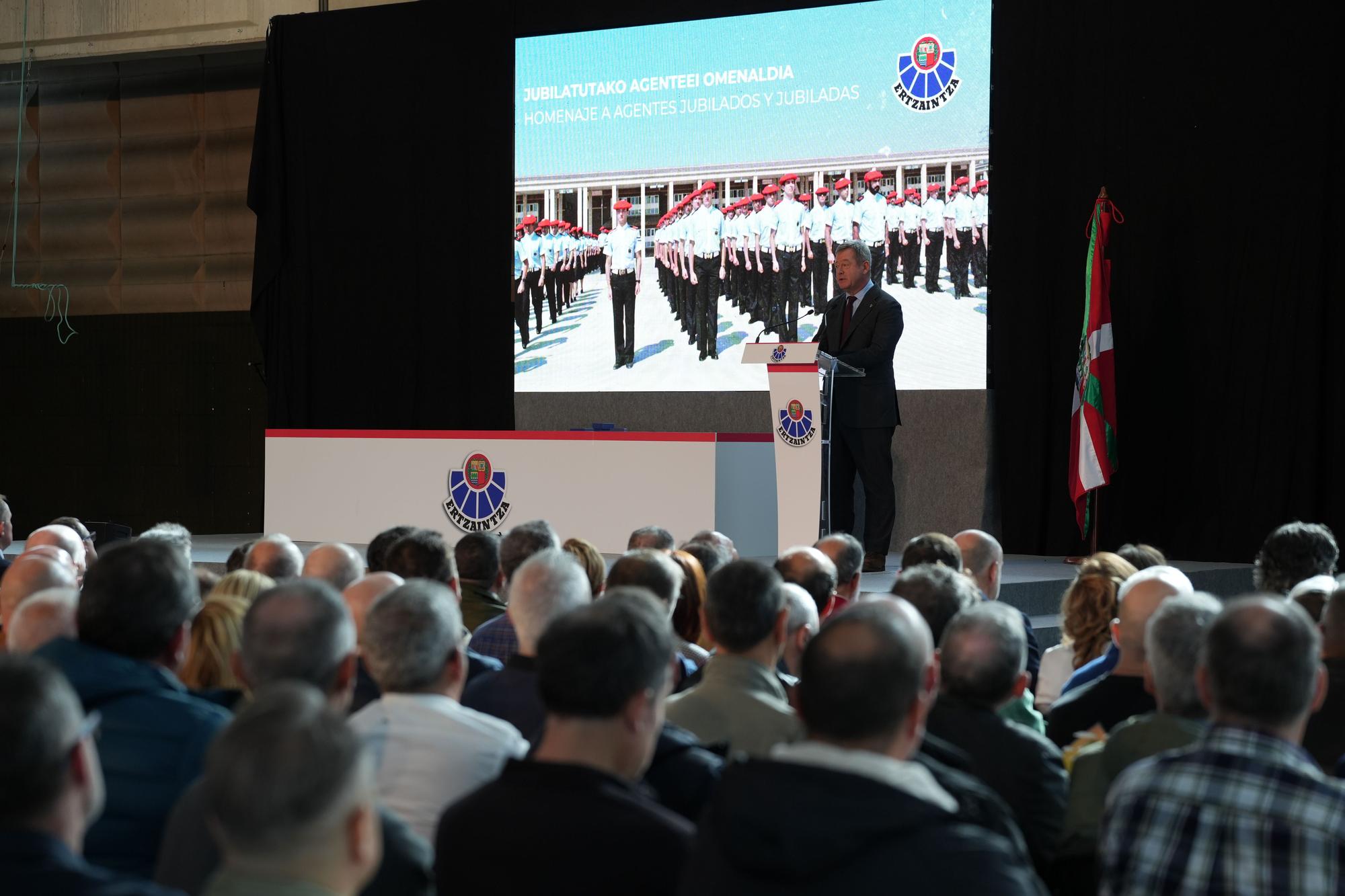 En imágenes: homenajean en Iurreta a los 444 ertzainas jubilados en 2024