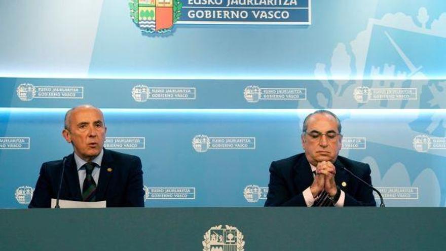 El Consejero de Medio Ambiente, Planificación del Territorio y Vivienda, Iñaki Arriola junto al Portavoz del Gobierno Vasco, Josu Erkoreka durante la rueda de prensa este martes tras la reunión del Consejo del Gobierno Vasco.