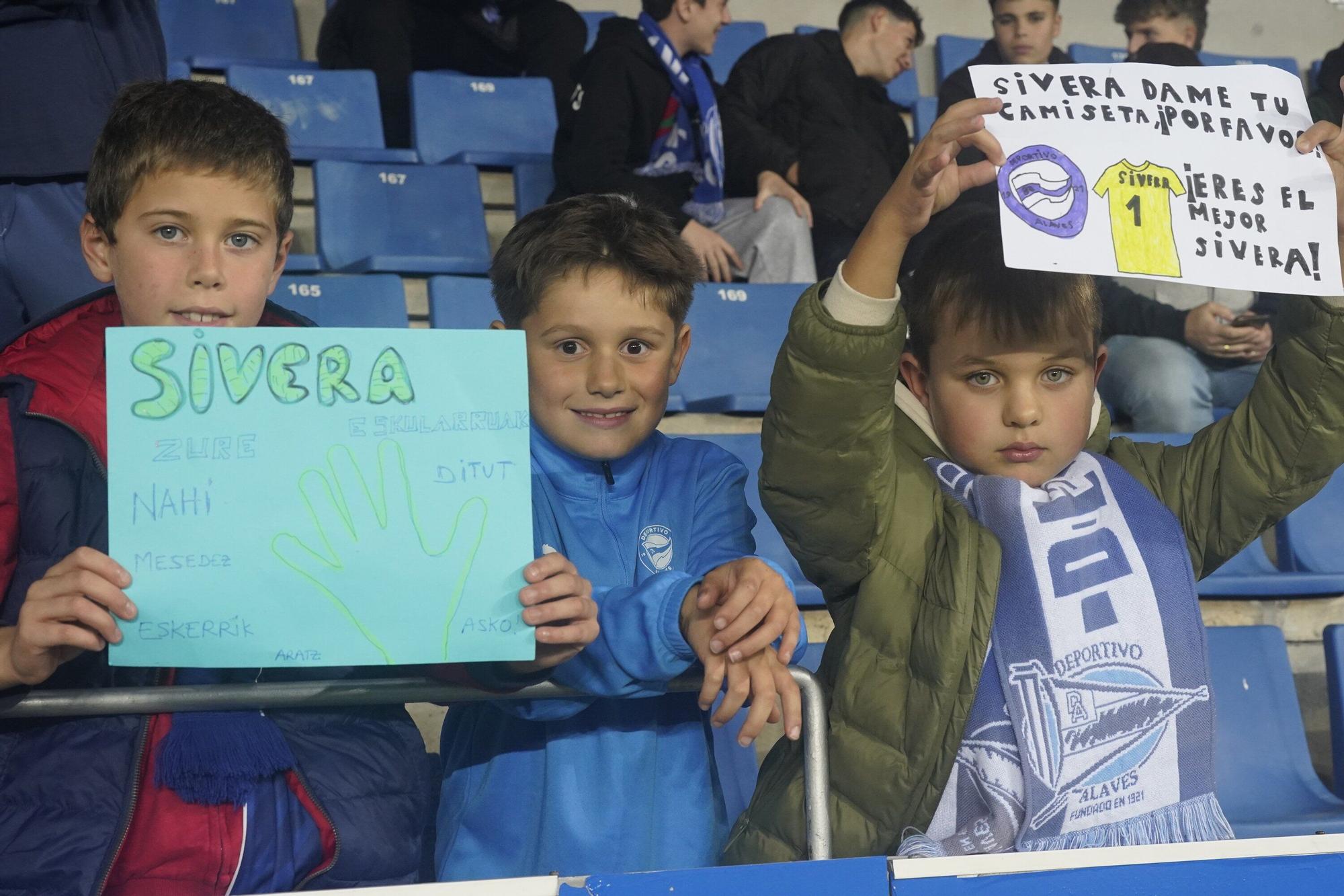 En imágenes: La afición del Alavés arropa al equipo en el duelo contra el Valladolid