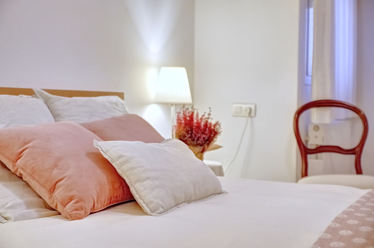 Un piso con vistas a la Plaza del Castillo sale al mercado: patrimonio, modernidad y ubicación única en el Casco Antiguo