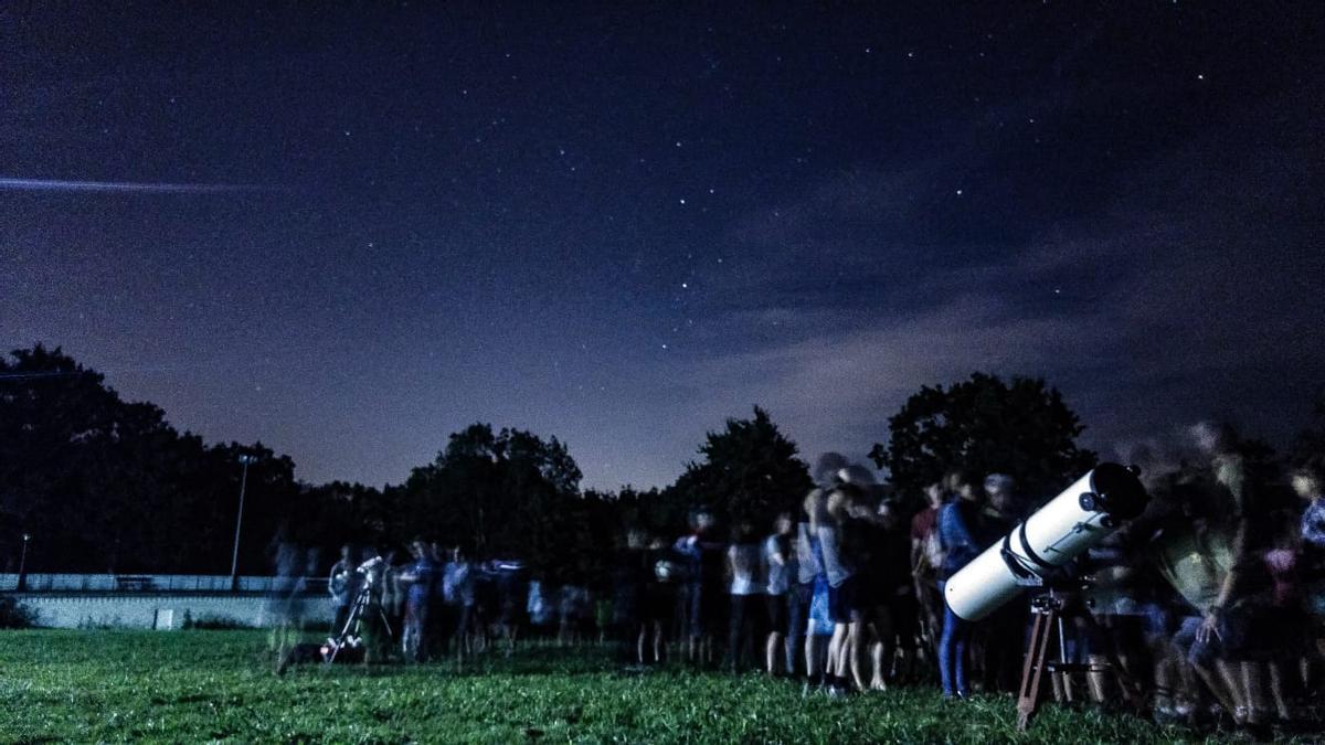 Un grupo de personas observando las estrellas.