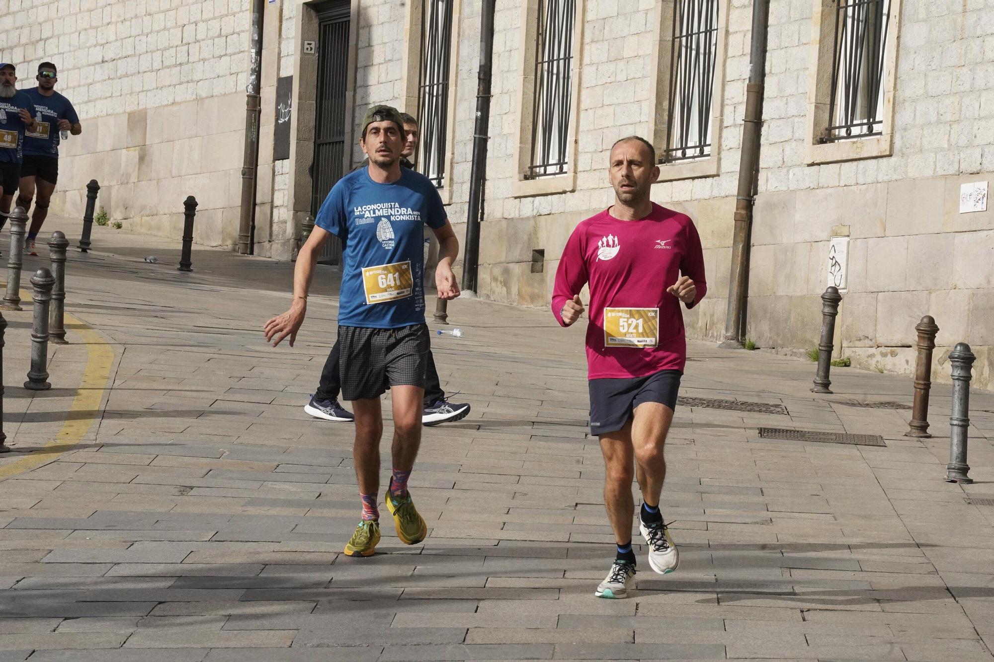 En imágenes: Miles de personas conquistan la Almendra de Gasteiz