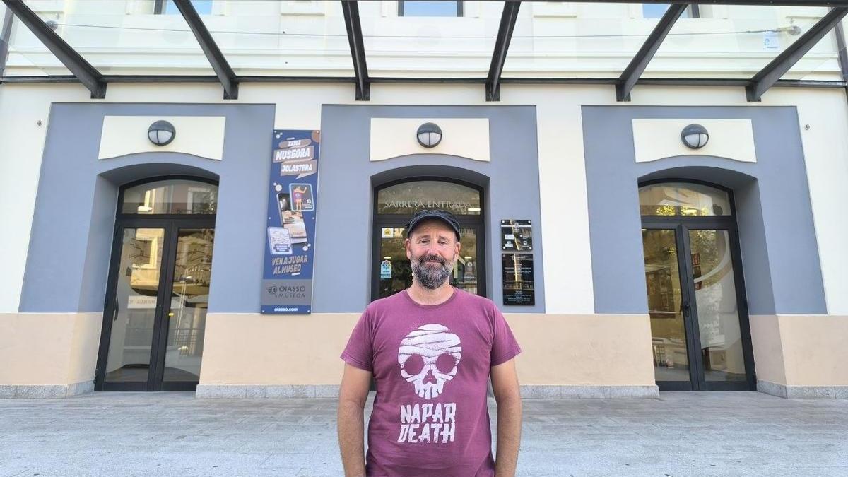 Ander Arrese a las puertas del Museo Oiasso / Unai Macias