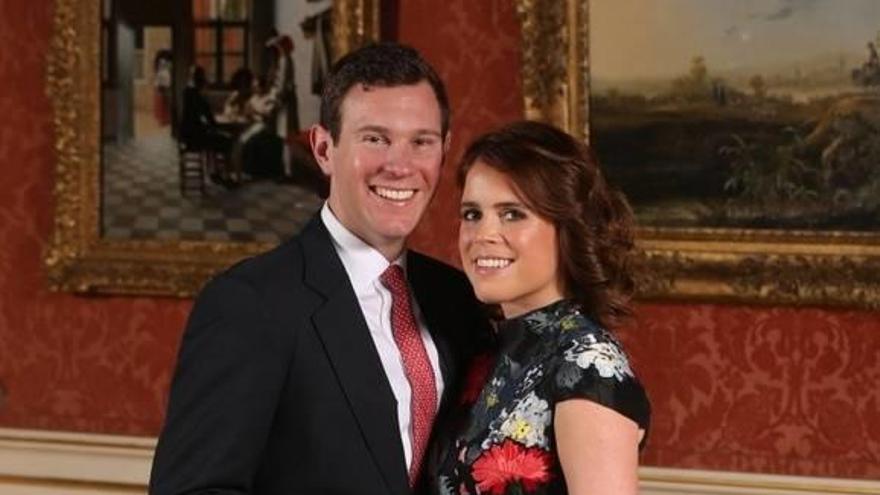 La princesa Eugenia y su prometido Jack Brooksbank posan en el Palacio de Buckingham, después de anunciar su compromiso, en Londres