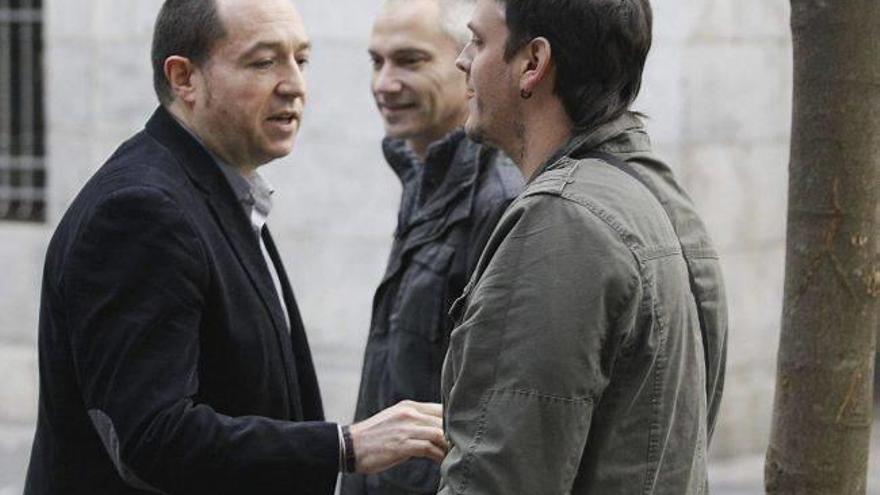 El portavoz de Sortu, Pernando Barreda, y el dirigente de la izquierda abertzale, Joseba Permach, conversan con Odei, el hijo de Arnaldo Otegi, antes de asistir al funeral