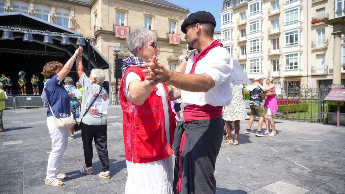 En imágenes: El meneíto veterano llena de bailables la plaza de la Provincia