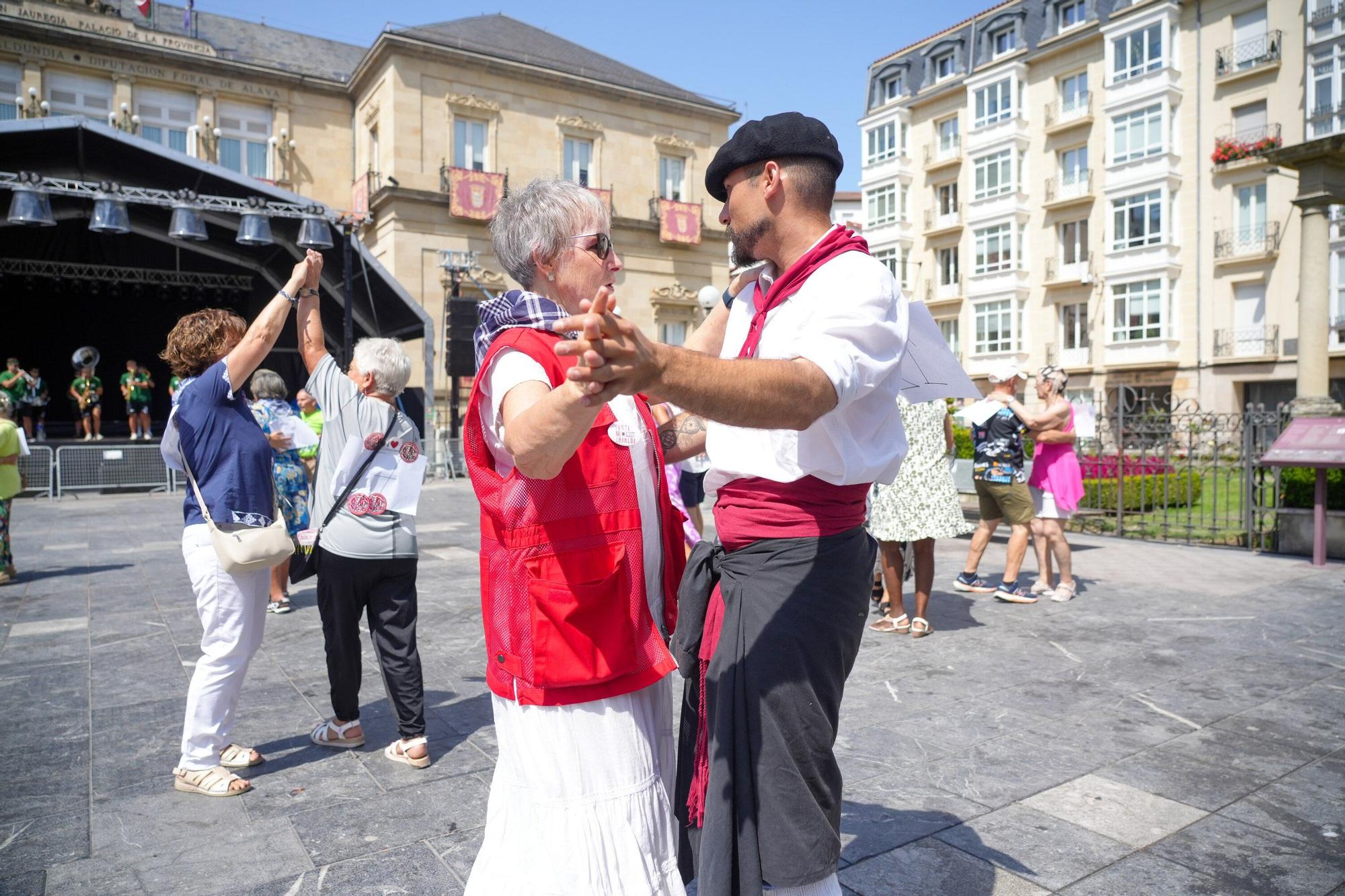 En imágenes: El meneíto veterano llena de bailables la plaza de la Provincia