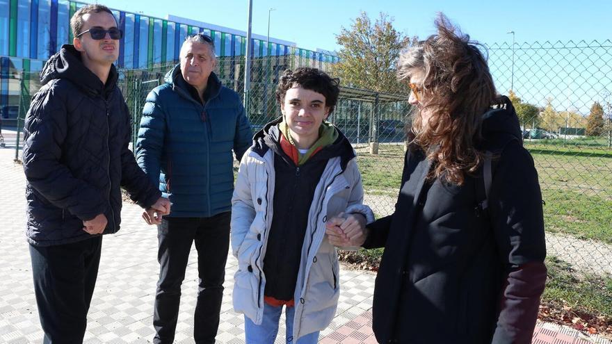 Jon, junto a su padre, Juan Díaz de Cerio, y Miren, acompañada de su madre, Pili Yoldi.
