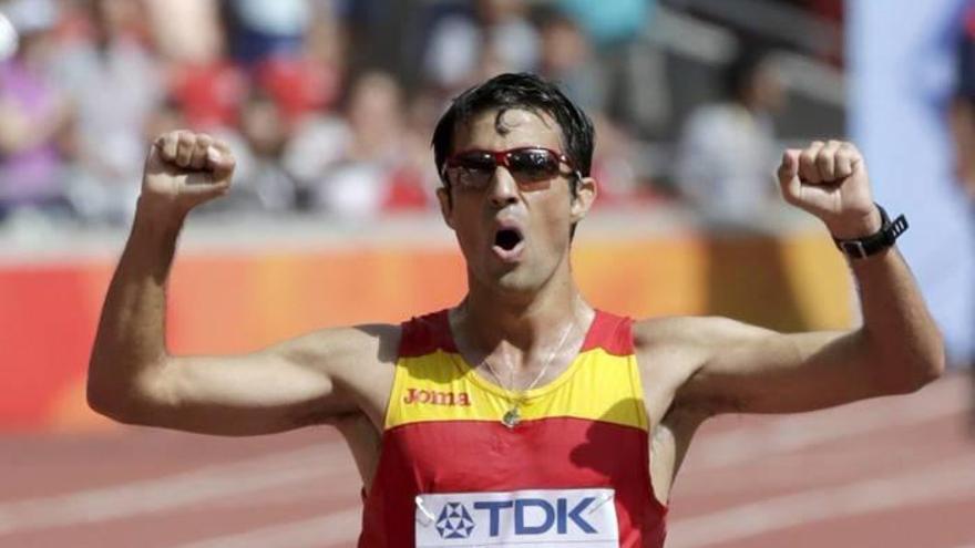 El español Miguel Ángel López cruza la meta y gana la medalla de oro enlos 20 km marcha.