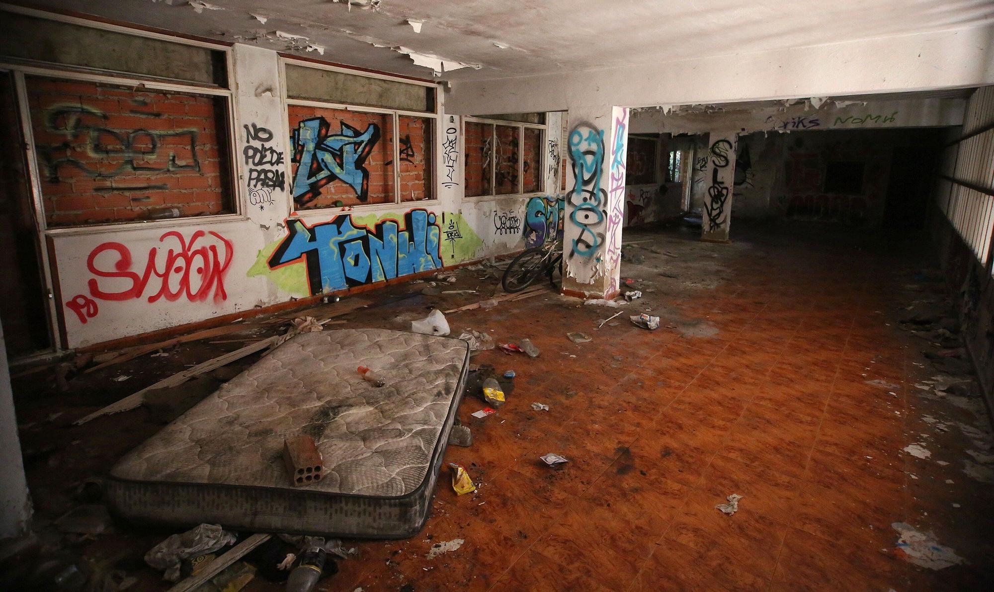 Fotos del antiguo convento de las Agustinas en Aranzadi, en ruinas, donde malviven decenas de personas