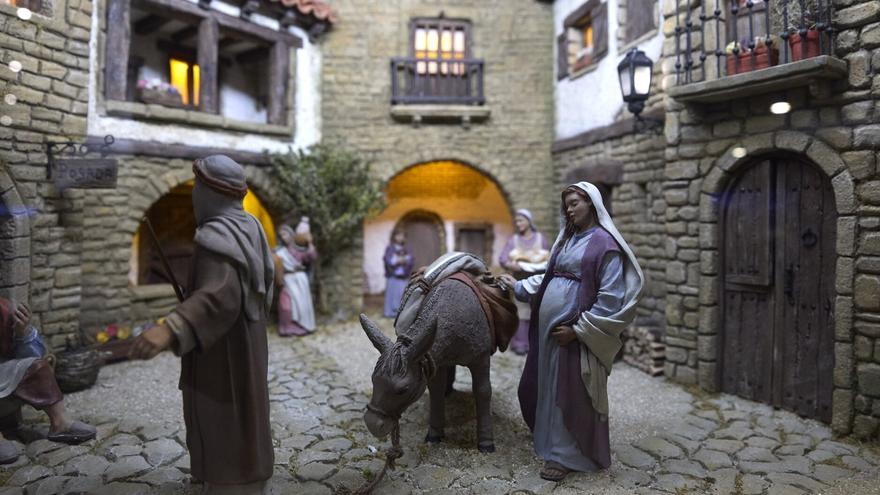 Los belenistas adornan Baluarte