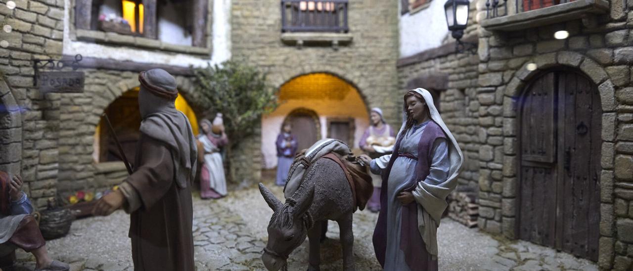 Los belenistas adornan Baluarte