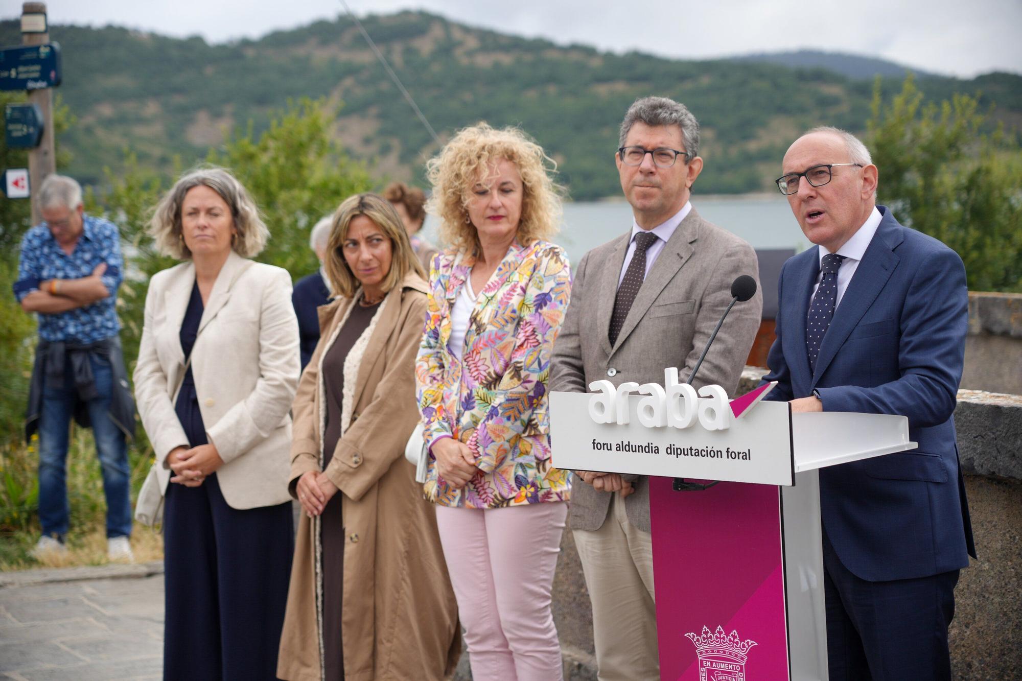 En imágenes: Homenaje a los pueblos desaparecidos por el embalse de Ullíbarri-Gamboa