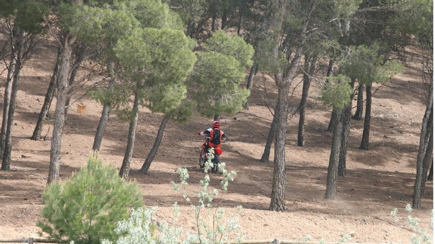Sancionado un motorista en Tudela que circulaba campo a través por un pinar