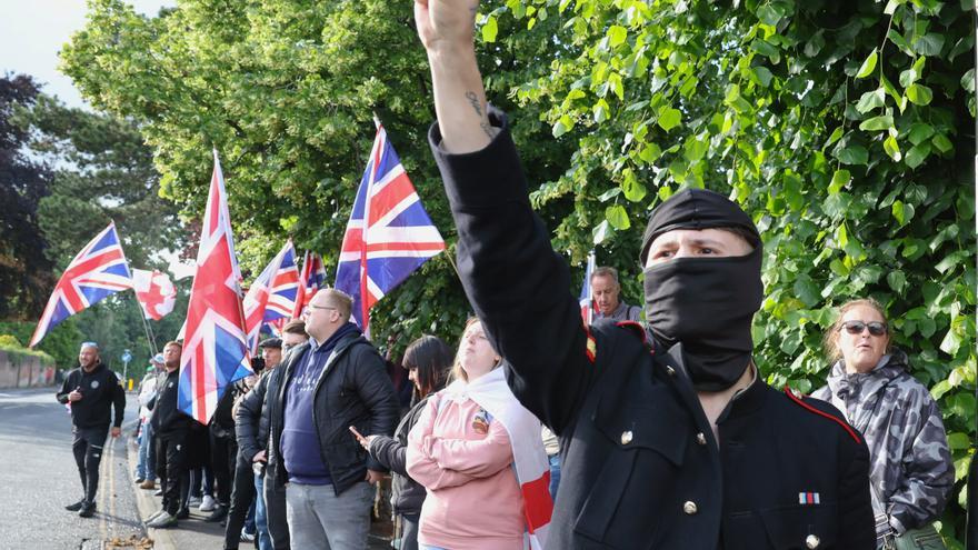 Los disturbios racistas en Belfast se saldan con 19 detenidos y 12 policías heridos
