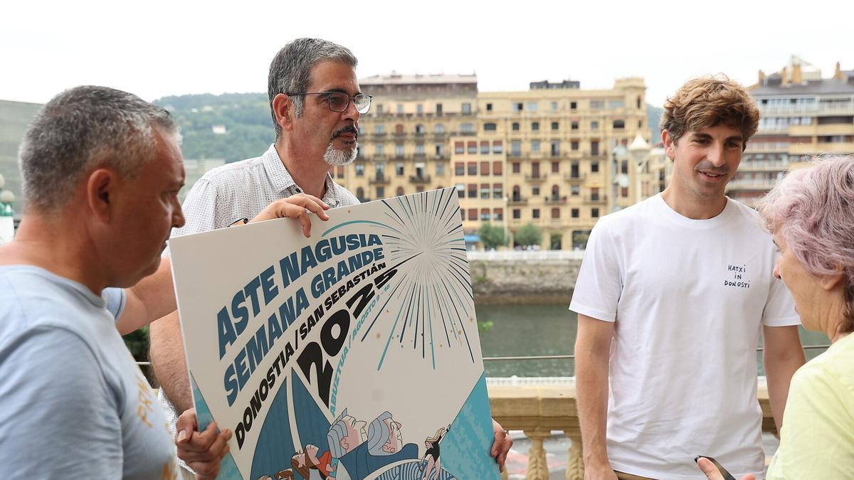 Eneko Goia recoge el cartel de la Aste Nagusia de este año junto a miembros de Donostia Festak