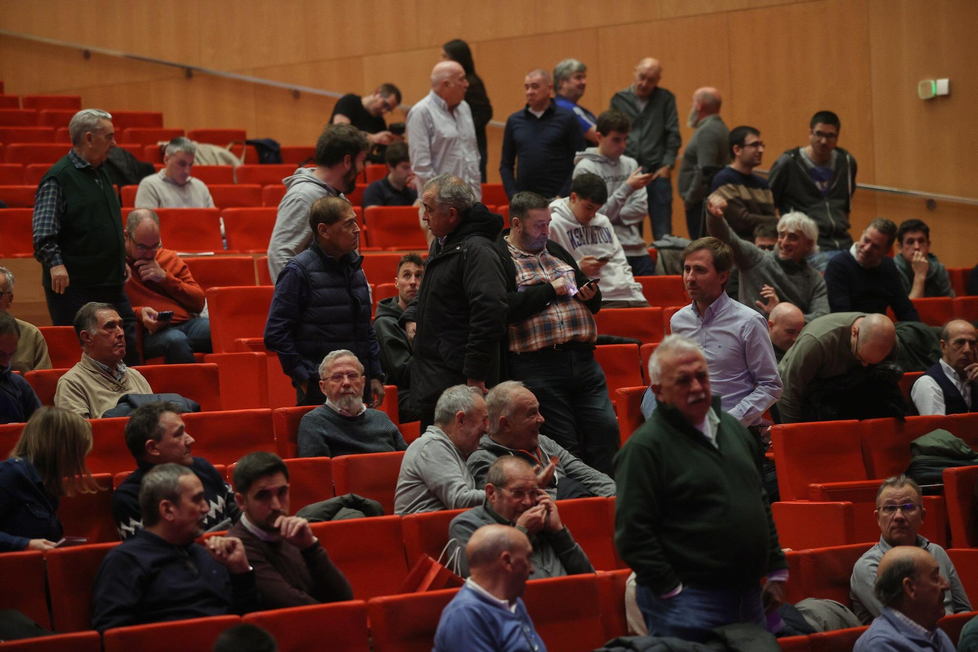 Fotos de la Asamblea de socios de Osasuna en Baluarte