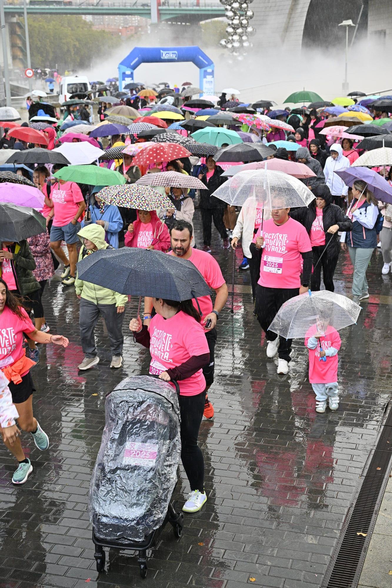 En imágenes: los paraguas tiñen la marea rosa de Bilbao