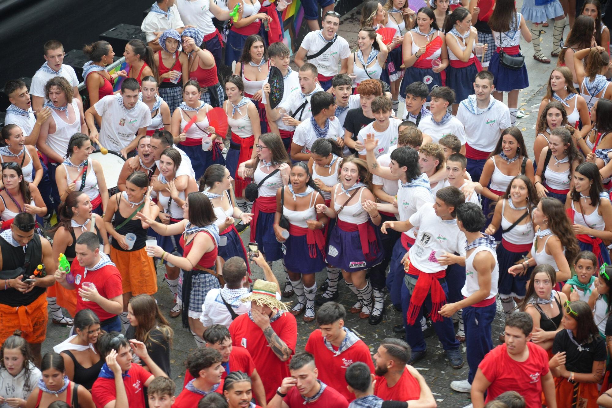 En imágenes: La bajada de Iguarrako enciende la fiesta en Amurrio