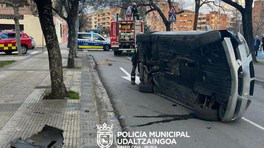 Vuelca tras impactar con el bordillo y chocar con un árbol en Iturrama y se va del lugar