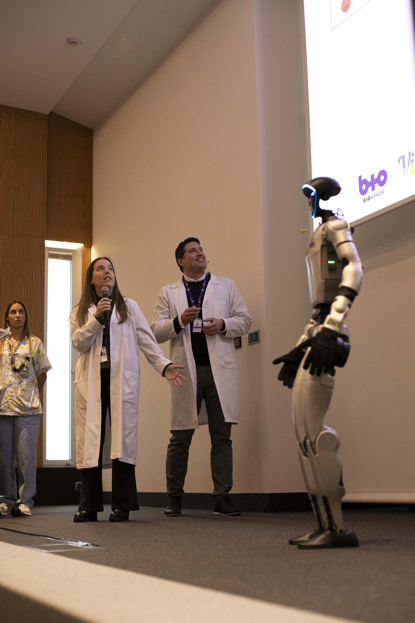 En imágenes: Así es SAAKI, el nuevo robot pediátrico que ayudará a los niños ingresados en el HUA-Txagorritxu