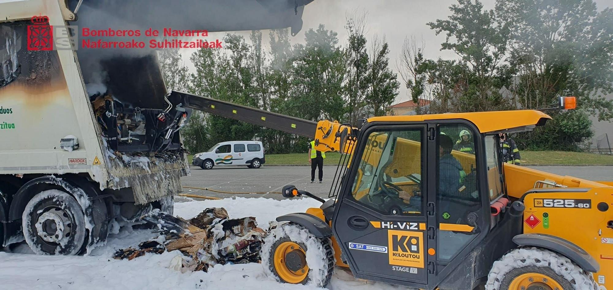 Arde un camión de la basura junto al polideportivo de la UPNA