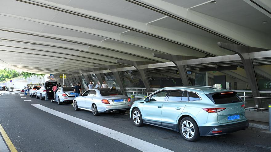 La Diputación quiere habilitar 24 autorizaciones más de taxis para el aeropuerto de Bilbao