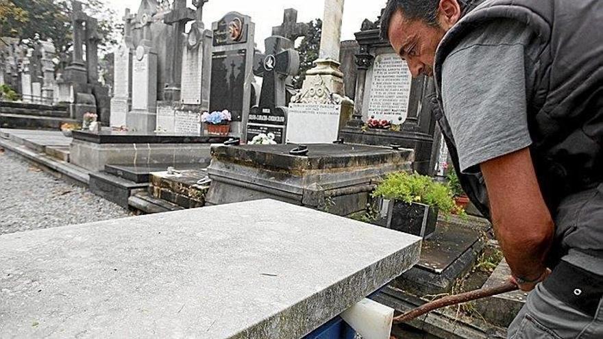 Gorka Lertxundi, sepultero donostiarra que lleva 18 años en el oficio, no ha podido olvidar su primer entierro.