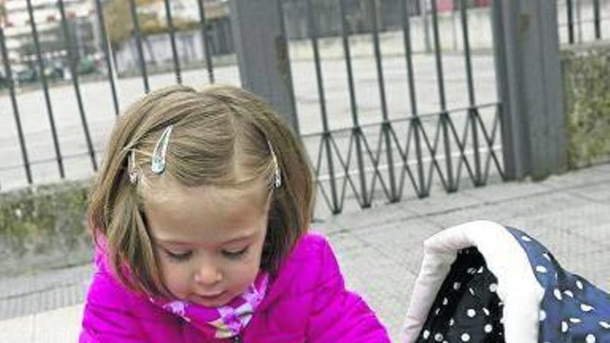 02. Valeria cuida de su bebé, de nombre ‘Cristina’, en su nueva silleta mientras paseaba en la plaza Félix Huarte con su abuela Nina Sidorova.
