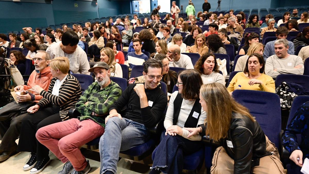 Integrantes del movimiento asociativo de padres y madres Altxa Burua, este sábado por la mañana, durante el encuentro en Eibar. Integrantes del movimiento asociativo de padres y madres Altxa Burua, este sábado por la mañana, durante el encuentro en Eibar.