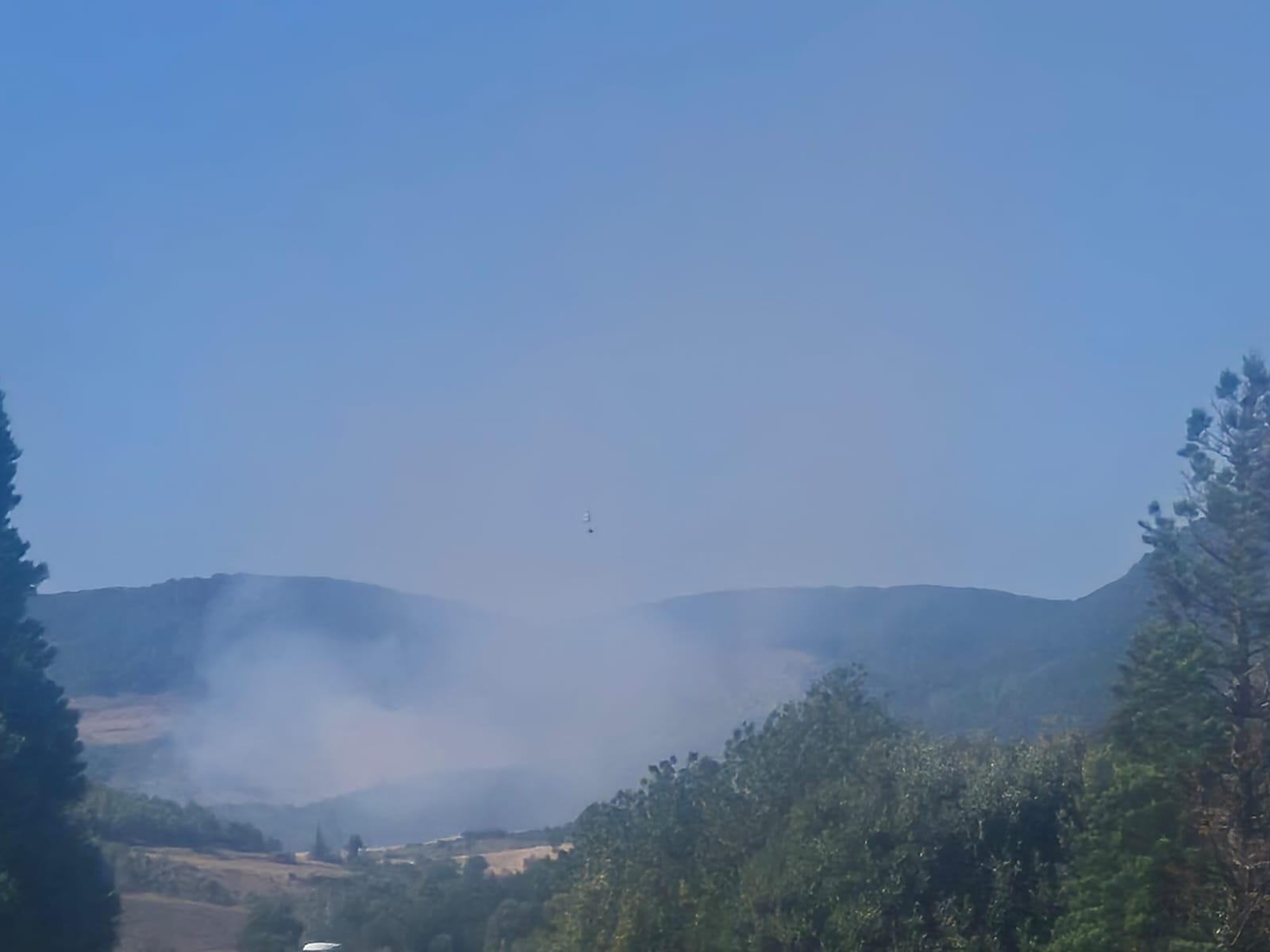 Vista del humo del incendio de Juslapeña.
