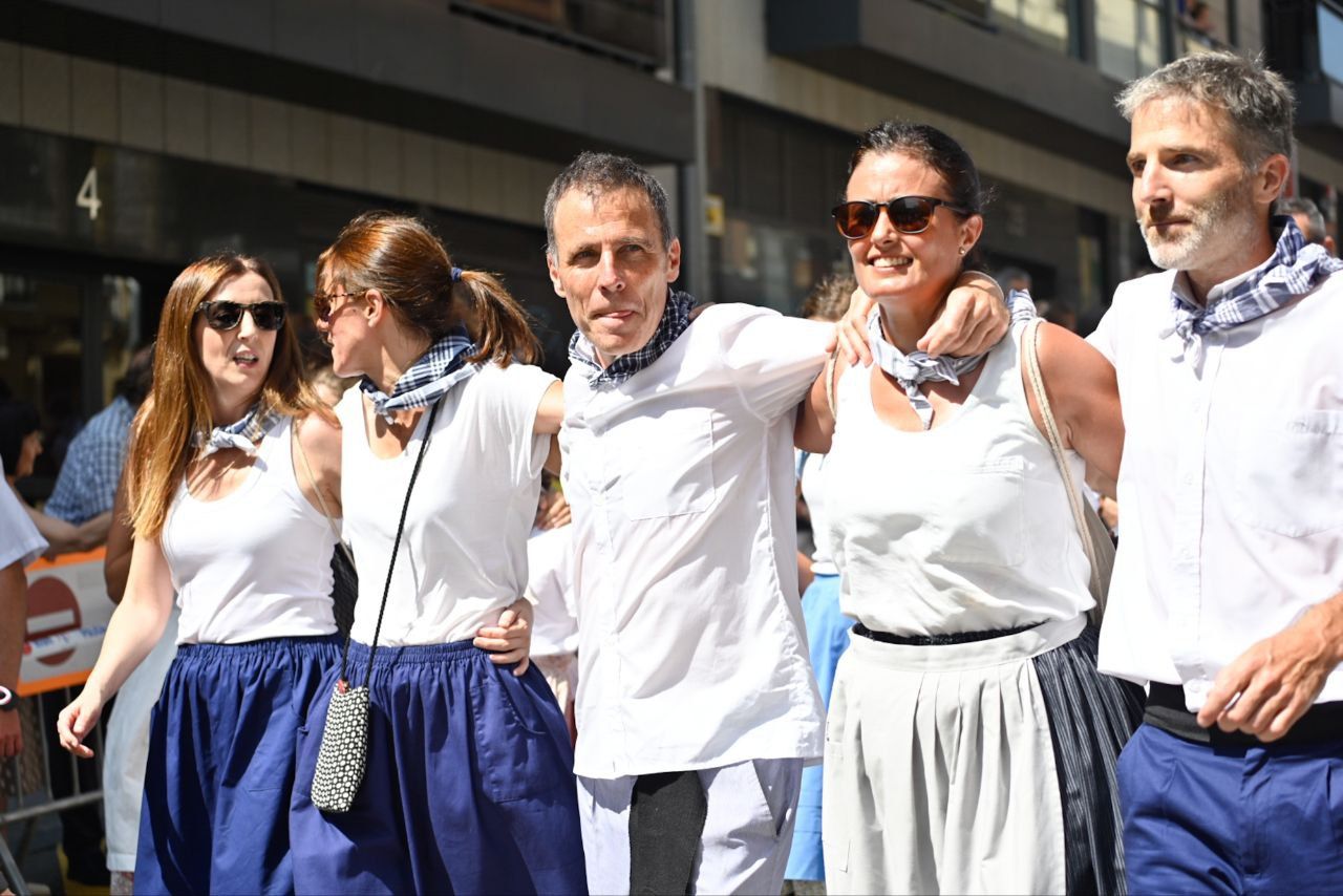 Gran ambiente en el desfile de la Euskal Jira de Irun