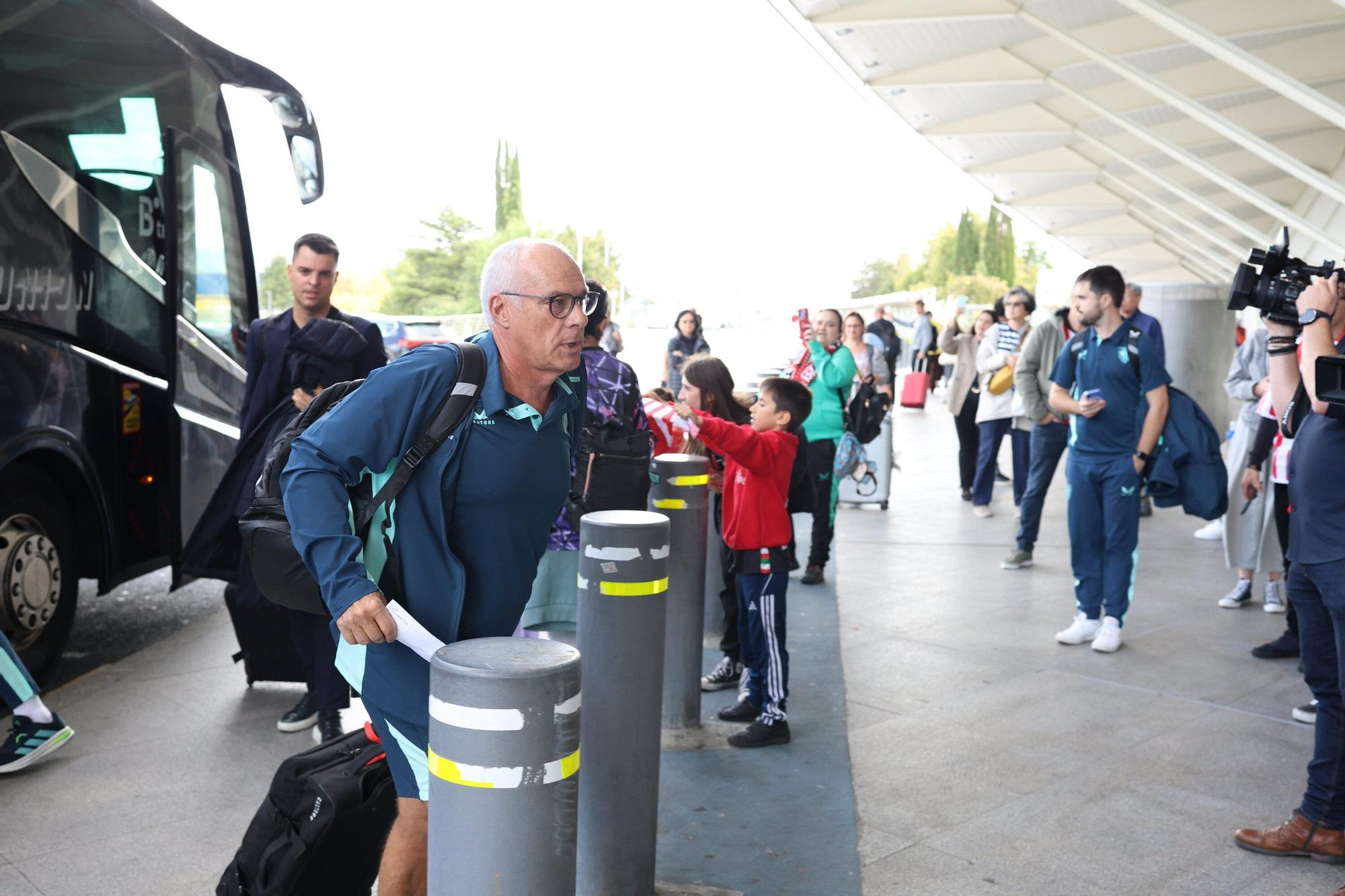 Aficionados del Athletic en el aeropuerto de Bilbao antes de viajar a Dortmund