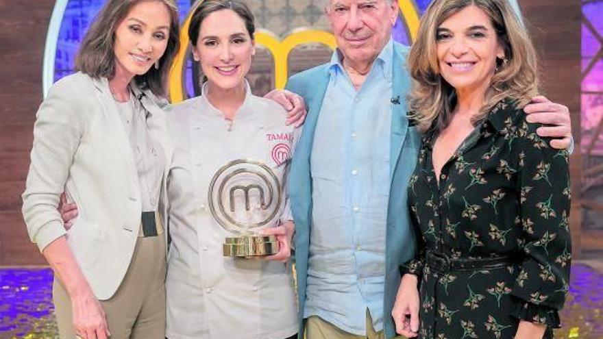 Tamara Falcó recibió la visita en plató de su madre, Isabel Preysler, del novio de esta, el Nobel de Literatura Mario Vargas Llosa, y de su hermana Sandra Falcó.