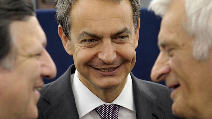 El presidente del gobierno, José Luis Rodríguez Zapatero (c), conversa con el presidente de la Comisión Europea, José Manuel Durao Barroso (i), y con el presidente del Parlamento Europeo, Jerzy Buzek.
