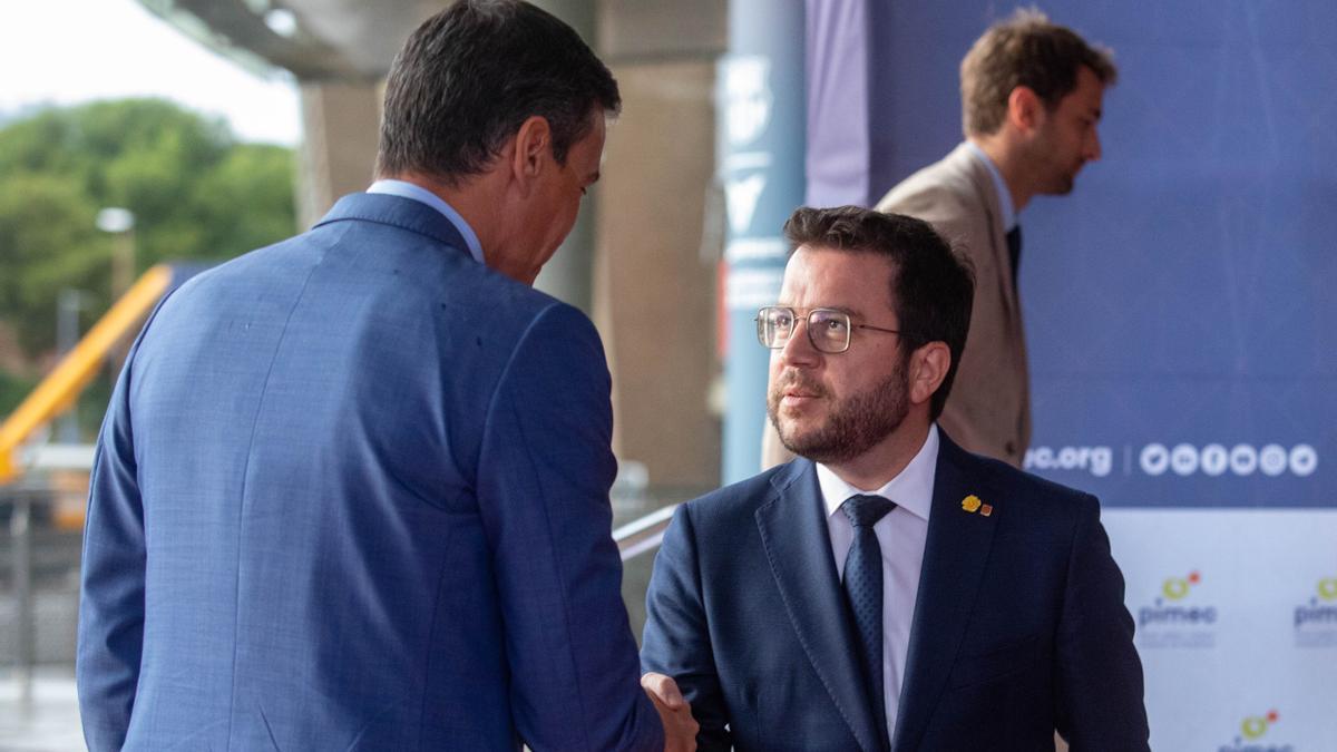 Pedro Sánchez y Pere Aragonès se saludan a su llegada a la 35ª Cena Anual de Pimec, en Barcelona.