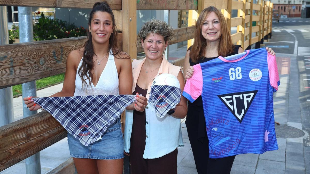 De izquierda a derecha, María Victoria (capitana), Nerea Amostegi (presidenta) y Nuria Berrogi (Junta) posan con los símbolos festivos y del club.