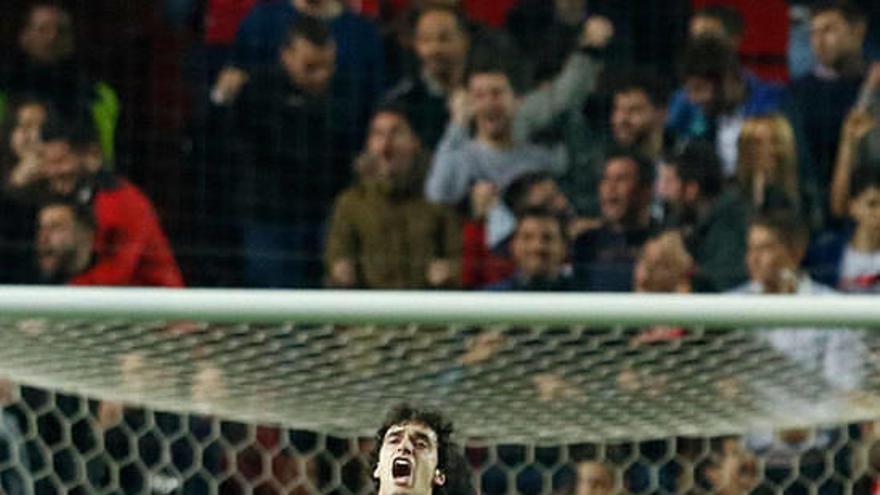 Iñigo Lekue se lamenta de una ocasión de gol desperdiciada.