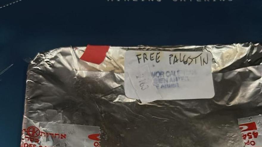 Iberia investiga la aparición de pegatinas de &#039;Free Palestine&#039; en el menú Kosher de un vuelo Buenos Aires-Madrid