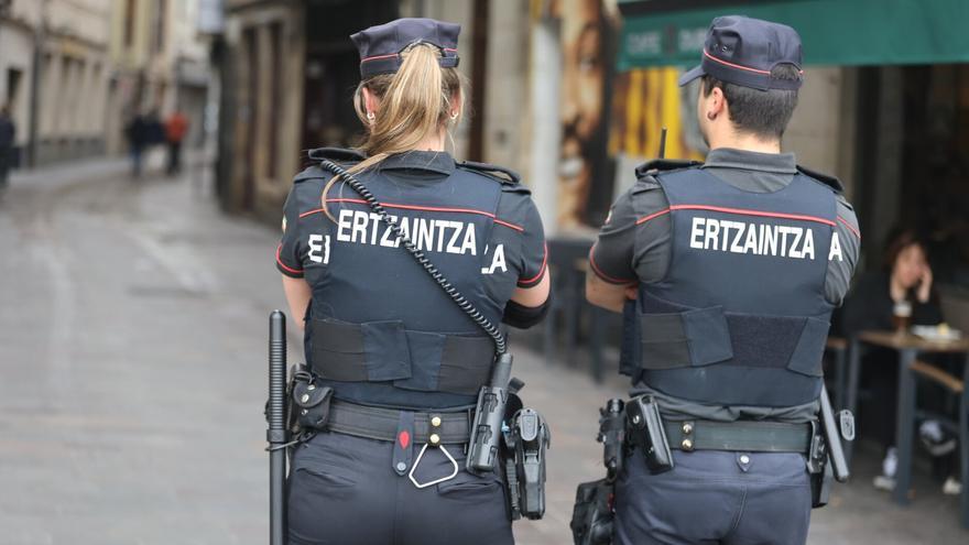 Irailaren 30ean Gasteizen arma zuriekin bi pertsonaren aurka egindako erasoen hiru egileak atxilotu dituzte