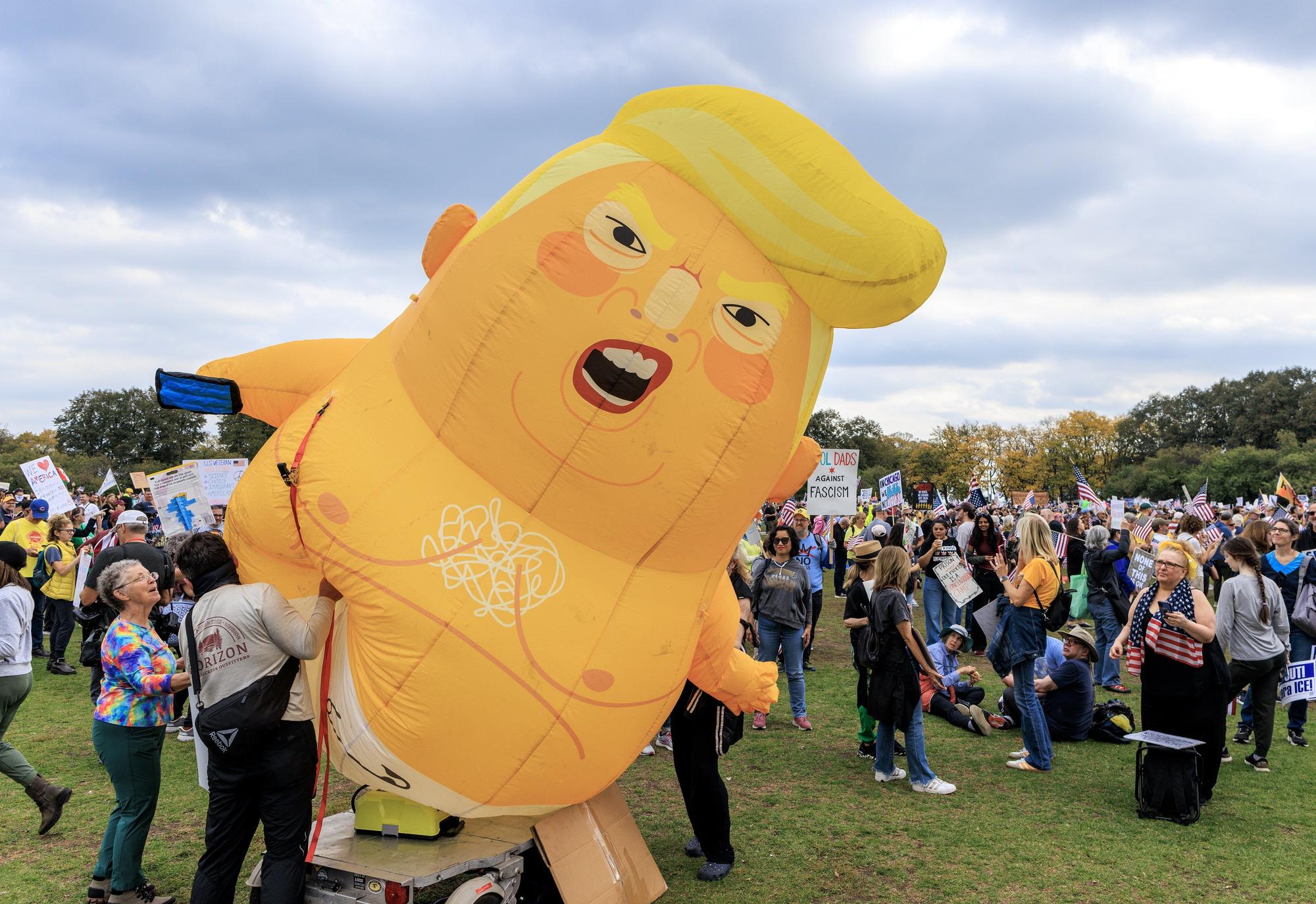 Miles de estadounidenses protestan contra Trump: "No queremos reyes"