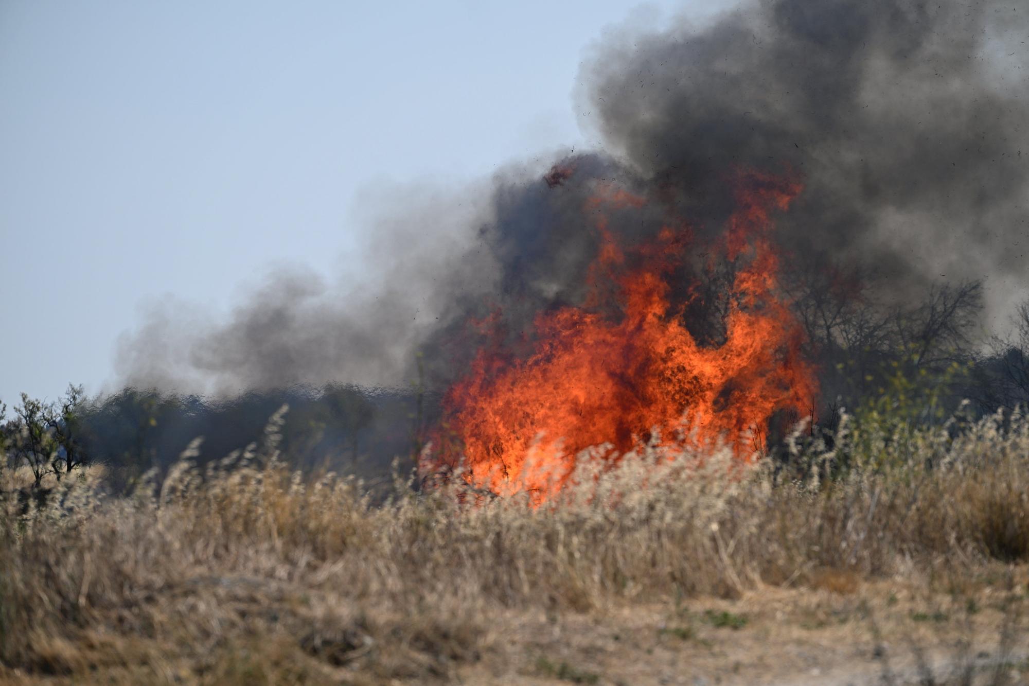 El fuego en el sur de Francia "ya no avanza" aunque sigue sin estar controlado