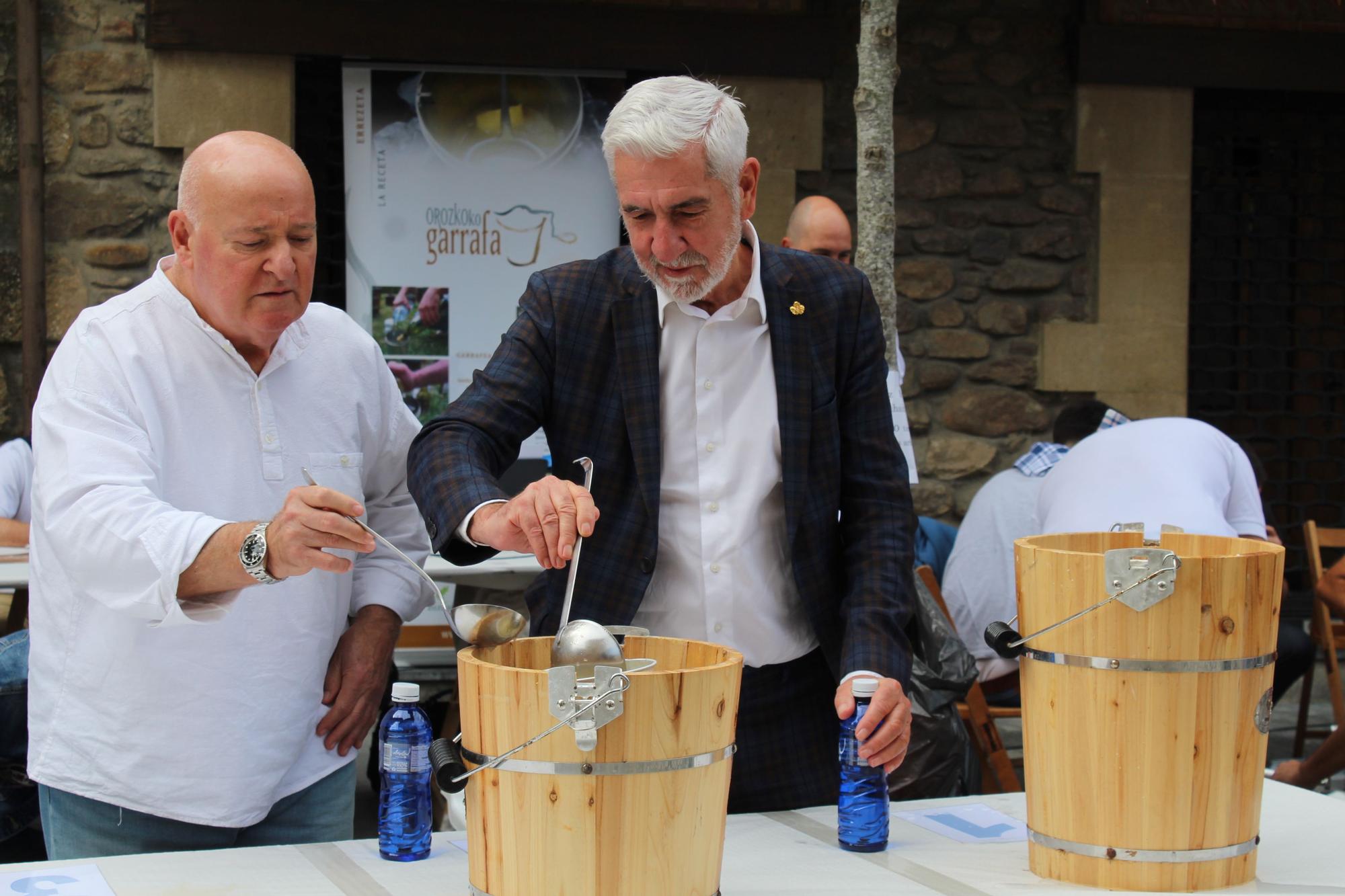 Orozko prepara y degusta su refrescante garrafa por San Antolín