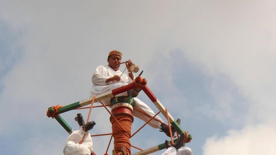 Pamplona ya tiene en pie el tronco de 25 metros desde el que se lanzarán los Voladores de Papantla